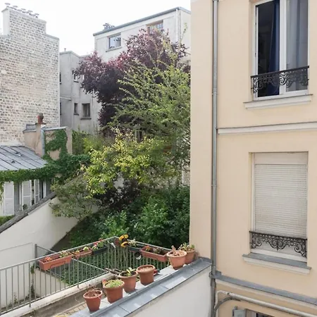 30 M Near The Parc Des Buttes Chaumont Paris